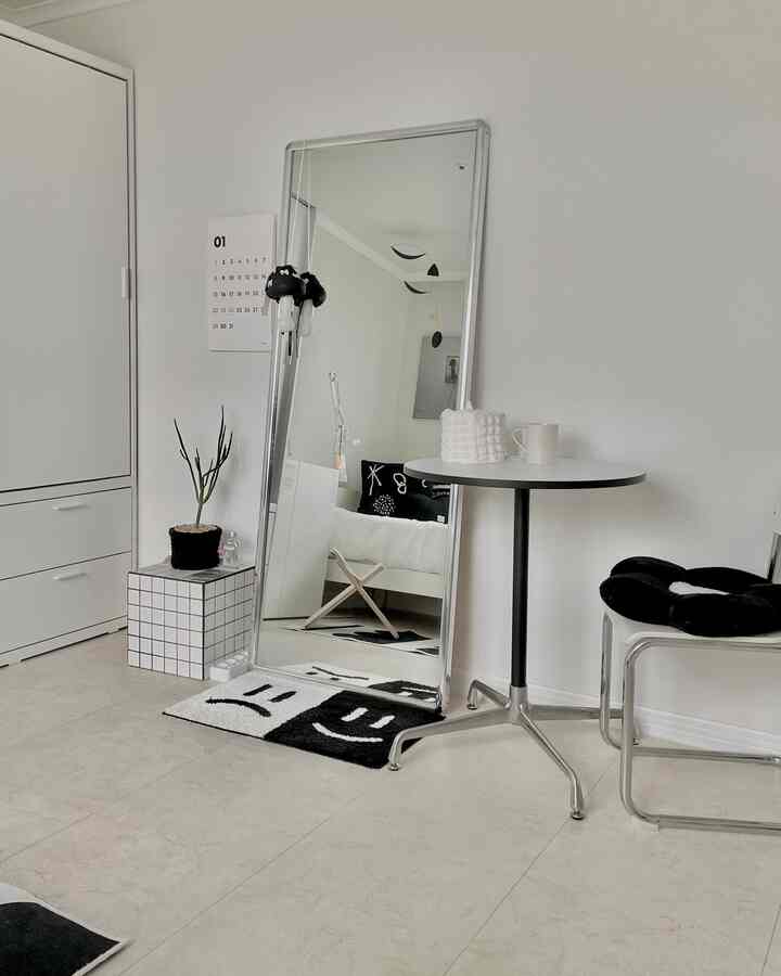 Saya mengubah tata letak ruangan dengan mengganti tempat tidur.
Itu mengubah suasana hatiku dan aku sangat menyukainya~☺️

#Membuat zona foto #포토존 #블랙 #블랙앤화이트인테리어 #화이트 #화이트 #모던인테리어 #침실인테리어 #침실 {8 #Interior rumah kecil} #작은방인테리어 #작은방 #티타임 #인테리어 #홈스타일링 