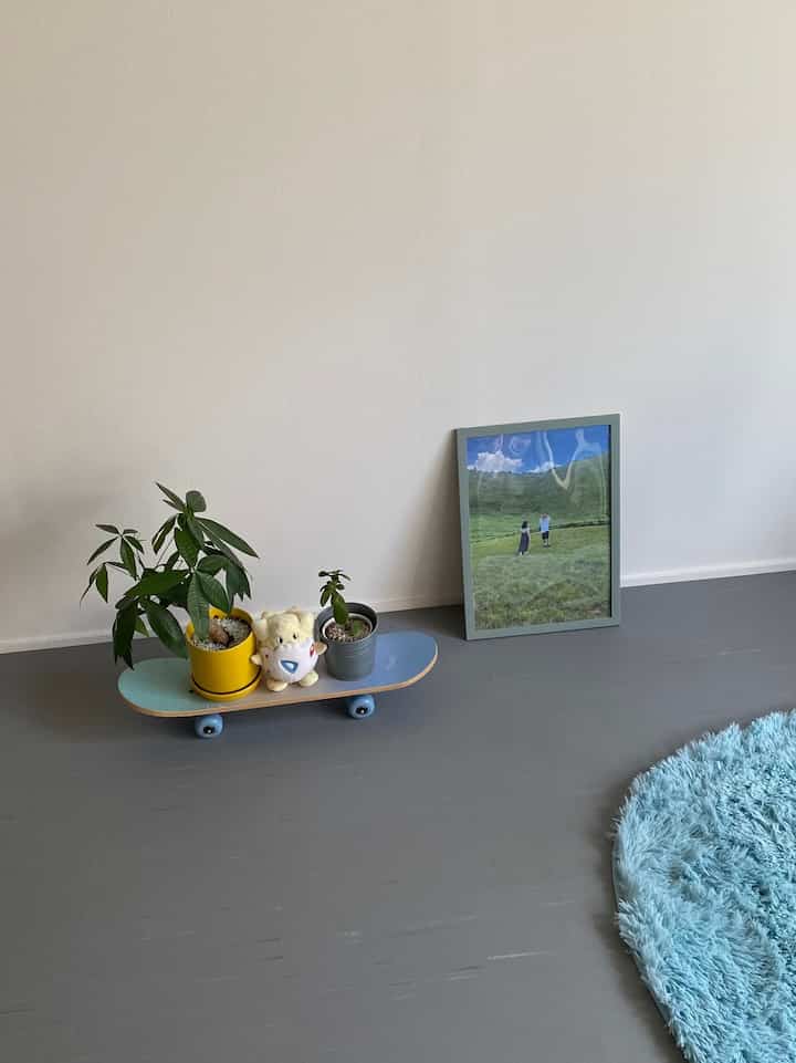 お出かけのときに撮った写真をA3ポスターにして飾った🖼️

フレームとペンキとハケを #ダイソー で買って部屋に馴染む感じに◎