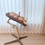 
둘째 #하이체어 는 #스토케노미 로 준비했어요

스토케노미는
뉴본세트 사용 시 신생아 시기때부터 쓸 수 있어요

아이에게 편안한 각도 조절이 손쉽게 가능하고
5점식 하네스 형태라 더욱 안전하게 사용할 수 있어요

바퀴가 있어 이동이 편리하다는 점과
5키로가 안되는 가벼운 무게라는 것도 매력적이에요

하지만 무엇보다
신생아 시기 식탁의자를 사용하니
수유의자로도 대체할 수도 있고
아이와 눈을 마주치며 이야기도 들려주고
가족이 함께하며 더 가까워졌다는게
파워F엄마에게는 가장 큰 장점이더라고요