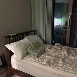 새벽 4시, 캄캄하고 차분한 침실🌛🖤
1/ 침대 커버를 밝은 베이지톤으로 바꿨어요. 침대 색감은 덜어내고 에메랄드색 커튼에 포인트를 주려고 해요 :) 베개 커버는 아직 고르는 중이라 솜만 덩그러니 놓여있네요..ㅎㅎ
2/ 밤에만 볼 수 있는 모습! 조명 하나 켜두면 그 주변 인테리어가 창문에 비치는데 그게 참 예뻐요. 사물이 흐리고 두 개로 보이더라도 그 분위기만큼은 간접적으로 잘 담아내더라구요.
3/ 침대 위아래 벽은 아직 텅 비어있어요. 가구라도 놓으면 이리저리 바꿔보며 꾸밀텐데, 큰 백지가 주어지니 좀 어려운 것 같아요ㅠㅠ 좁은 벽은 코트랙으로도 충분히 예쁘지만요🤍
#오늘의우리집 #저녁시간 #저녁무드 #밤무드 #밤에더빛나는집 #밤분위기 #밤풍경 #새벽 #조명인테리어 #빈티지인테리어 #빈티지침실 #침실인테리어 #민트인테리어 #월넛인테리어 #프렌치인테리어 #베이지인테리어 #베이지침구 #아이보리침구 #화이트침구 #체크베개커버 #암막커튼 #미니멀침실 #미니멀인테리어 #2평방꾸미기 #2평인테리어 #3평방꾸미기 #3평인테리어 #맞팔 #맞팔해요
