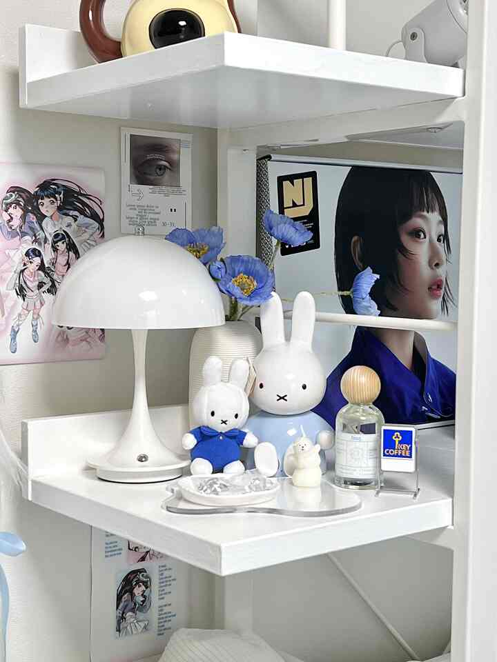 白と青のトーンの棚の空間、ミッフィーのキャラクター小物とテーブルランプが配置されたシンプルで夏らしい雰囲気のインテリア