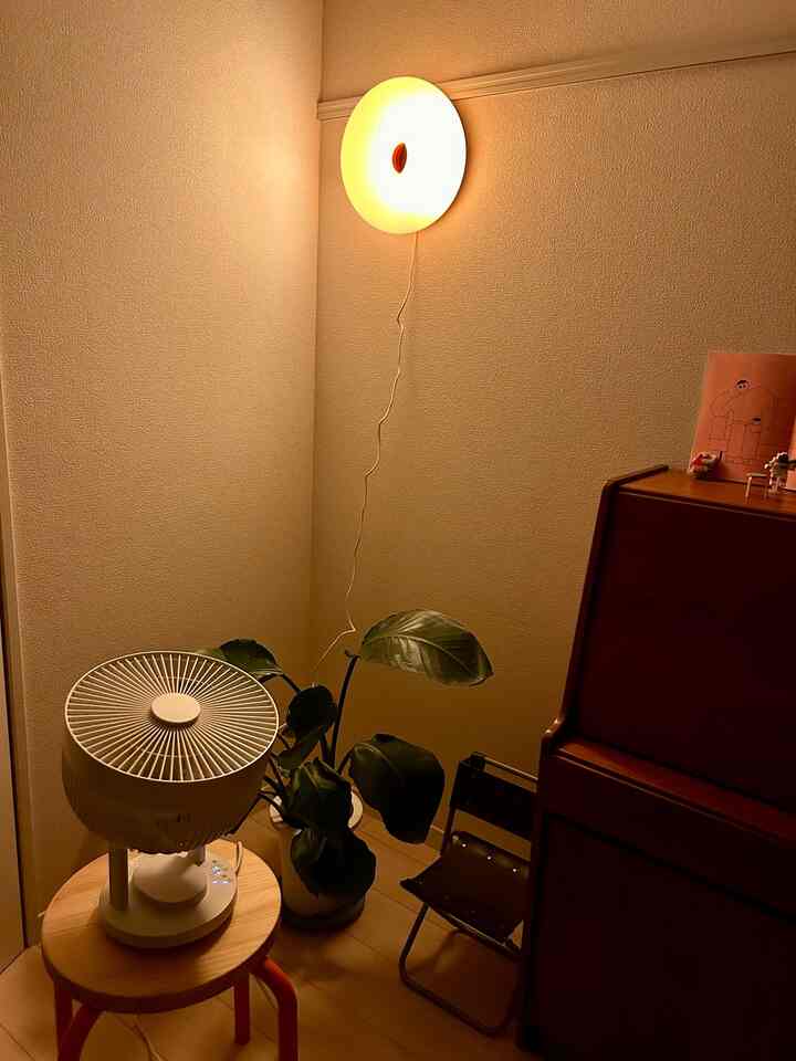 寝室の一部です！
寝る前にちょっと本読んだりするのにはちょうど良い灯りで気に入ってます！最近はこの無印のサーキュレーターが無いと夜暑くて寝れませんね〜

#interior #roomtour #midcentury #BauhausJapan #vintagefurniture #Artek #IKEA #lightroom #70B #sempre #Vitra 