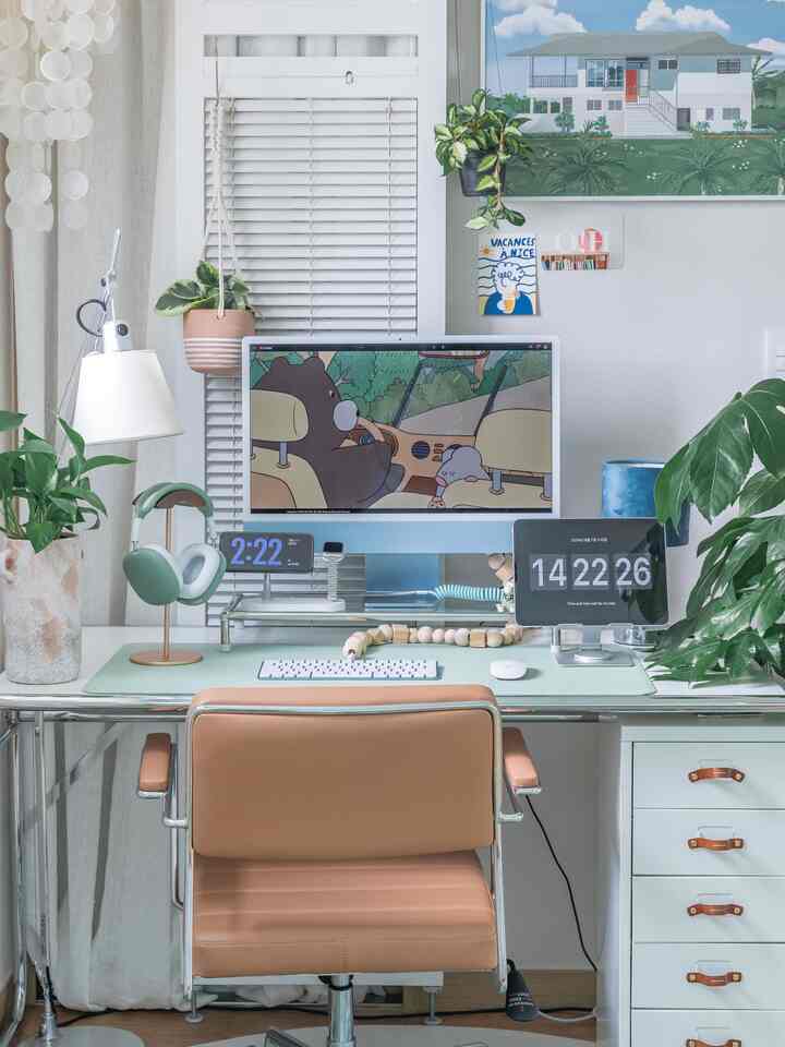 白と緑のトーンが調和したホームオフィス、アイマックと木製の椅子が配置された清潔感と自然を感じるデスク空間