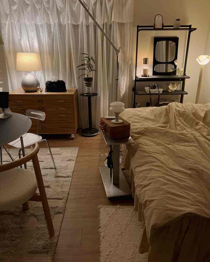 いよいよ明日から連休！連休には何をするか💕

#8坪 #8평원룸 #8평인테리어 #원룸인테리어 #원룸꾸미기 #원룸가구배치 #원룸침대 #원룸데코 {7 #ワンルームテーブル} #집꾸미기 #방꾸미기 #방인테리어 #집정리 #정리정돈 #홈데코 #홈스타일링 #조명인테리어 #아르떼미데 #러그인테리어 #노르딕노츠 #지류함 #선반인테리어 #선반꾸미기 #트롤리 #블랙테이블 