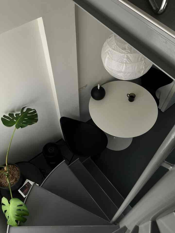 Ruang makan dilihat dari lantai dua. ☕️
Tempat ini mendapat banyak sinar matahari, dan meskipun tidak besar, namun nyaman!

Ketua #FRITZHANSEN
Tabel #楽天
Ringan #IKEA


#Meja kafe #ラウンドテーブル