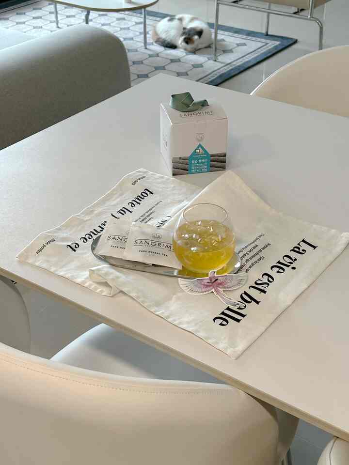 今日もとても暑いです💦クールにアイスティはどうですか？
私も今日はコーヒーの代わりにお茶一杯！

いつもの小屋を楽しんで
マートやコンビニエンスストアに行くと、私は小屋を買いました。
三角茶白茶が出てきました！
だから今日はティーバッグを降りて氷でいっぱいです。
クールにワンショット🧊
今日も暑いですが、涼しいお茶や飲み物
ファイトしよう :)

-

-

＃オンダーテーブル＃ティータイム＃ティータイム＃ティーおすすめ＃ティーバッグ＃ホームカフェ＃日当たりの良い無駄＃ホームカフェ用品＃新婚家の装飾＃キッチンインテリア＃カプセルライブラリ＃鉄テリア＃鉄製収納＃ドロンギコーヒーマシン＃全自動コーヒーマシン＃ホームカフェインテリア 