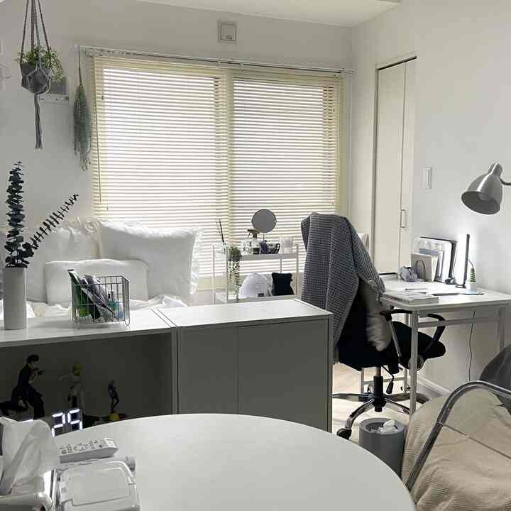 #ホワイト #ホワイト家具 #デスク #ブラインド #クリアチェア