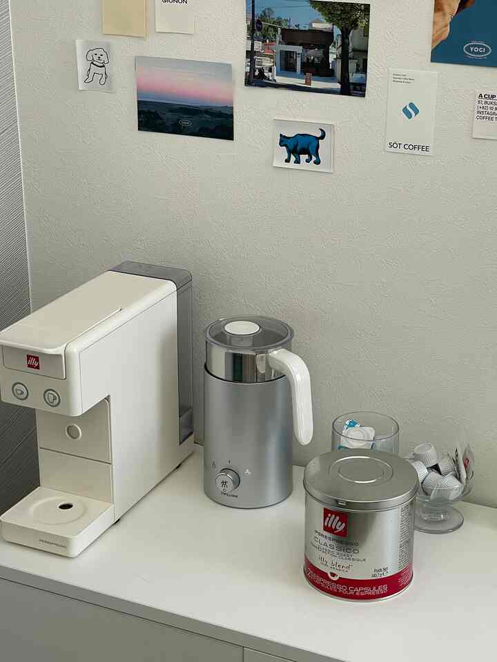 友達から結婚祝いでミルクフォーマーを🥛🤍

今まで電動のフォーマー使ってたけど
これやと専用の容器に入れてボタン押すだけでミルクフォームが作れるの😮‍💨🩵

しかもこれ、アイスも作れるのほんまに嬉しい🥹

ミルクフォーマー使うと口当たりが柔らかくなってより美味しく感じる…🫶🏻

#ミルクフォーマー #ZWILLING