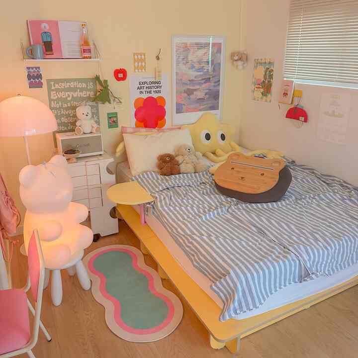 柔らかい黄色とピンクのトーンの子供部屋、クマ型スツールとかわいいフロアランプが配置された雰囲気のあるインテリア