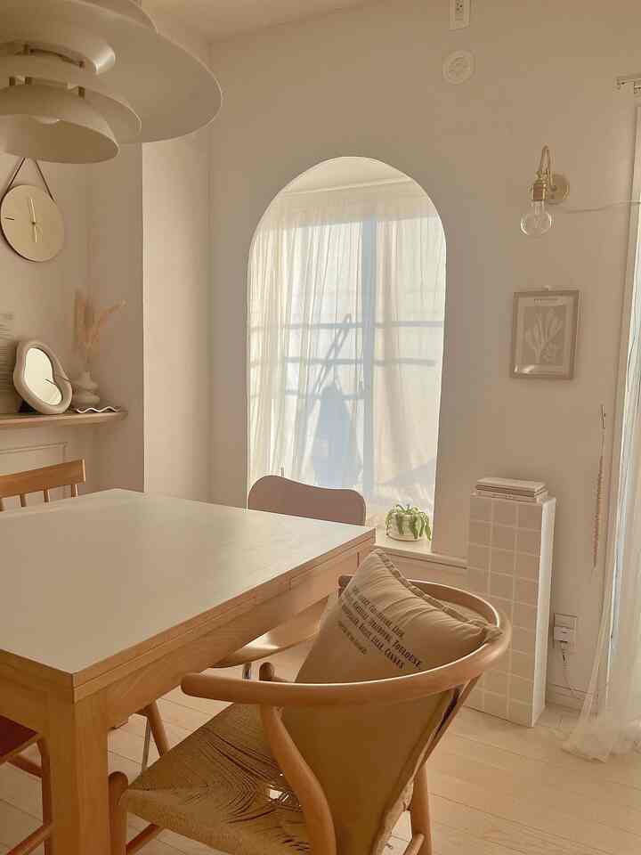 2024.08.14

diyしたR壁に工事不要でコンセントタイプのウォールライトを付けてますˎˊ˗　

ほわっとした灯りがレトロでお気に入り♡⃛  


#ウォールライト #間接照明  #照明