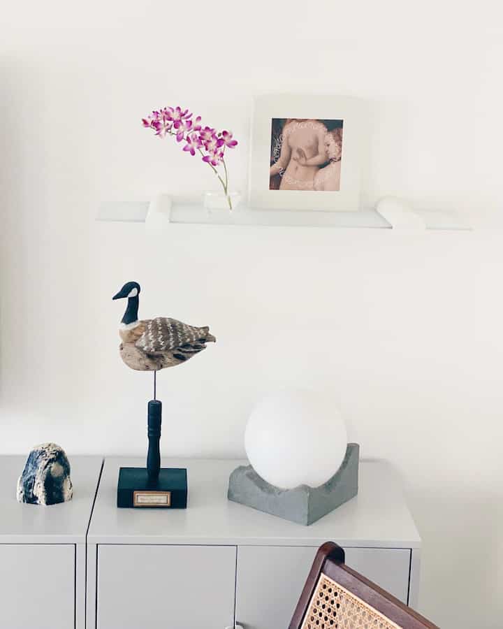 上品で可愛い蘭の小瓶挿し。
これ実はアーティフィシャルフラワー！
水に挿してあるデザインですが、この水もなんとフェイク。めちゃくちゃリアルです😳

花の絶えない暮らしがしたいけど、忙しいとすぐ枯らしてしまったり、高額なお花だとなかなか気軽には買えなかったり…虫も気になるしね…と、そんな私にピッタリでした✨
フェイクなので我が家のトイレや脱衣所のような狭くて窓のない場所でも良さそう。



#アーティフィシャルフラワー  #フェイクフラワー #フェイクグリーン #フェイク観葉植物 #フェイクグリーンのある暮らし  #蘭の花 #一輪挿し #一輪挿しの花瓶 #一輪挿しが好き #一輪挿し花瓶 #一輪挿しのある暮らし #造花インテリア #造花 #造花のある暮らし