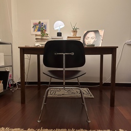 나의 첫 빈티지 Eames chair ‘DCM’🪑
대학생 시절부터 꿈의 의자였던 임스 체어.
빈티지 가구에 눈을 들이기 시작하면서 처음엔 파이버글라스 의자를 찾아 헤맸었는데, 직접 앉아보고 만져보아도 딱 내 맘에 드는 모델을 찾기란 쉽지 않았다.
그러던 중 성수 빈티지 가구샵 Guild house에서 우연히 어두운 자줏빛의 DCM(Dining Chair Metal)을 보곤 ‘아, 이건 내 거다,,!’하는 생각에 1시간 정도 고민 후 바로 구매했다. 
곡선의 등받이는 인체에 맞아 편안하고 시트가 큼지막해 몸을 잘 지지해 줘 책상 의자로도 안성맞춤이다.
메탈 소재의 다리는 균형이 잘 맞도록 길이가 절묘하고 유려하다. 
새 제품으로 구매하면 159만원. 
빈티지 제품으로 구매 시 생산 연도에 따라 70-100만원 대 사이의 가격에 형성되어 있다.
___________
 #집꾸미기 #방꾸미기 #홈스타일링 #인테리어 #인테리어 #책상 #집스타그램 #셀프인테리어 #임스체어 #빈티지의자 #빈티지체어 #Eames #eameschair #DCM  #homeinspiration #bedroom