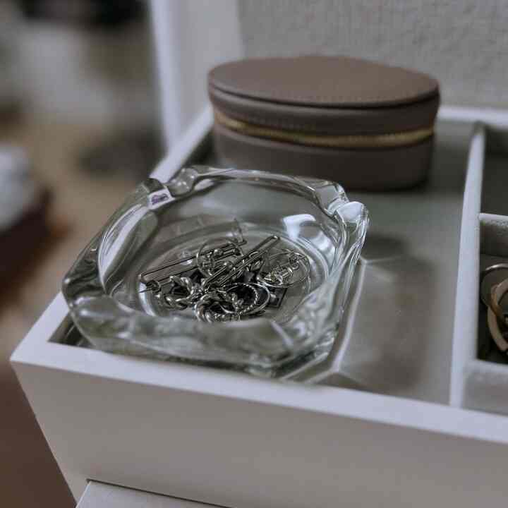 I temporarily store my accessories in an ashtray from acme furniture.
#living alone #一人暮らし部屋 #アクセサリー #アクセサリー収納 #一人暮らしインテリア #acmefurniture #灰皿