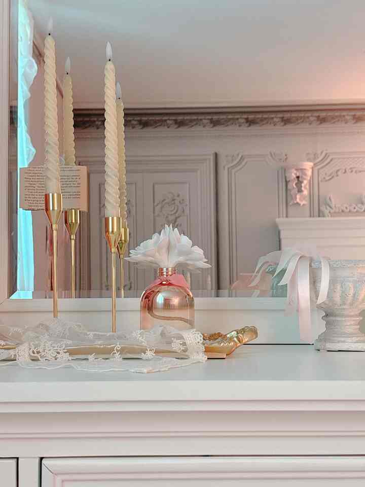 ＃見つけた人生香水＃人生ディフューザー＃マチルドM＃メゾンドパリ

フレンチ感性満載のマチルドエムの「ワルツフラワーディフューザー」
𝒻𝓇ℯ𝓃𝒸𝒽 𝓇ℴ𝓂𝒶𝓃𝓉𝒾𝓆𝓊ℯ
あなたの日常にフランスのロマンを♡︎
スタイリッシュなコレクションでフレンチムードの優雅さを実現するフランスブランドのマティルドM
香りはほのかなマルキッズの香りで、 
シーダーウッドの濃厚さとバニラの甘みが深く豊かに調和したマチルドムのシグネチャーの香りです。

香水の故障 フランスグラスの専門操舵師が丁寧なブレンドで組み合わせて作って高級にふさわしいクオリティで
一般的なスティックを使用するディフューザーとは異なり、 
マチルドエムのワルツフラワーディフューザーは、石膏で作られたフラワーリードを 
使って発香時、より繊細な香りを感じることができますよ

マチルドMディフューザーは香りも良いですが、デザインはとてもきれいです。
ゴールドテラコッタ工兵の豪華さとフラワー石膏リードが出会う 
花瓶に寒くて豊かな花が咲くように愛らしい
美しいオブジェを置いたような感じです^^
。
。
。
。
。
＃ディフューザーギフト＃diffuser＃家の贈り物＃フレンチムード＃フレンチインテリア＃フレンチ感性