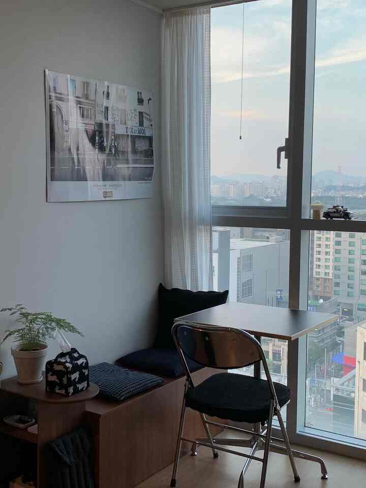 白い壁と木目調の家具が調和する小さな一人暮らしの玄関スペース、自然なインテリア