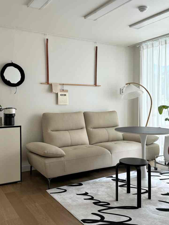 ＃製品提供本物のベッドではなく、より快適なソファ🛋️

退勤して帰ってそのまま横にしたい瞬間にも汚染された体では(?)ベッドに入ることができず床に伸ばさなければならないのに気軽に休むことができる暖かい色感のソファが家に入ってきました。

布団や枕がないという事実
抵抗感なく私を快適にするのに
もともとあったまさに自然に染み込んだソファ。

ソファが来た当日に友達を招待しましたが革のにおいが一つも出ないと不思議だと本当に本来ここにいたソファだけ私と一体で休暇を過ごしましたよ📚🥣

リバートコートニー3人レザーソファ 
1.明るく鮮やかなウォームグレーカラー
2.硬くて柔らかな風合いの天然皮革
3. 両側に快適に横になって寄りかかえる、しっとりとした肘掛けベッドタイプ

キャメルの色もとてもきれいですが、見てみましょう🤎
。
。
。
。
。
＃ソファ＃ソファ推奨＃リバート＃リバート家具＃リバートソファ＃現代リバート＃ソファインテリア＃ソファベッド＃ソファクッション＃ソファスタグラム＃リビングルーム＃リビングインテリア＃リビングソファ＃リビングソファおすすめ＃ソファインテリア＃リビングインテリア＃リビングスタイル＃リビングインテリアアクセサリー＃インテリアコミュニケーション＃ホームテリア＃コミュニケーション＃日常コミュニケーション＃sofainterior＃sofadesign＃今日の私たちの家