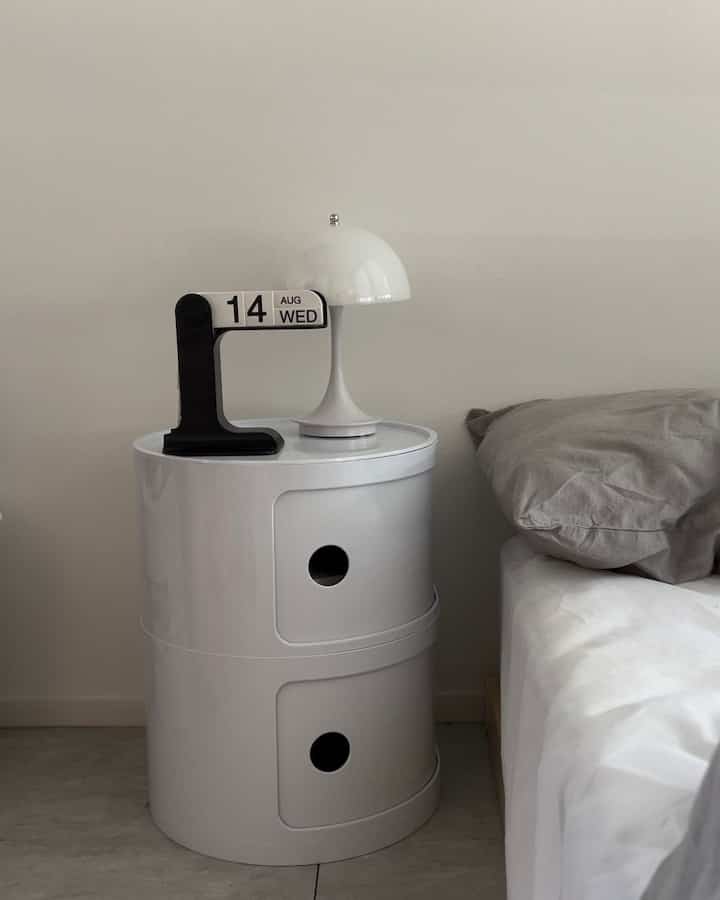 ベッドサイドがいい感じになってきた！

#ベッドサイド #サイドテーブル・ナイトテーブル #サイドチェスト・袖机 #サイドチェスト #ベッドサイドチェスト #カレンダー #テーブル照明 #テーブルランプ