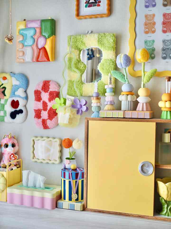 パステル調とイエローが印象的なカフェ風の多目的収納キャビネットがあるかわいらしいインテリア空間