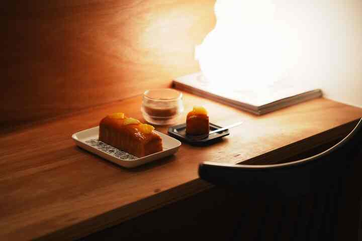 ラワンカウンターで夜のカフェタイム☕️

いつものHAYのダイニングテーブルとは雰囲気が違うので気分転換になります😌

パイナップルパウンドケーキが美味でした🍍

#コーヒータイム #うちカフェ #ラワンカウンター
#アラビア #KINTO #北欧テイスト #間接照明 #和紙照明 #デザート皿 