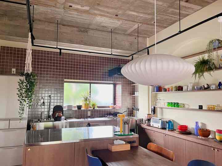 #キッチンインテリア #キッチン #ダイニング #ダイニングテーブル #ダイニング照明 #ダイニングインテリア #ダイニングチェア #ミッドセンチュリー #midcentury #IKEA #バブルランプ #セブンチェア #カラフル #カラフルなインテリア #カラフルインテリア #リノベーション #リノベ #躯体現し #colorful #renovation