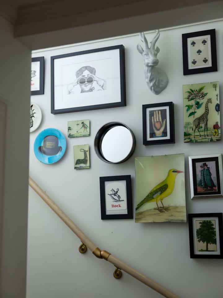 階段の壁には大好きなJOHN DERIANのプレートなどを飾っています。
そして我が家で唯一白い壁の場所です
#JOHN DERIAN  #ディスプレイ #階段
#階段インテリア 