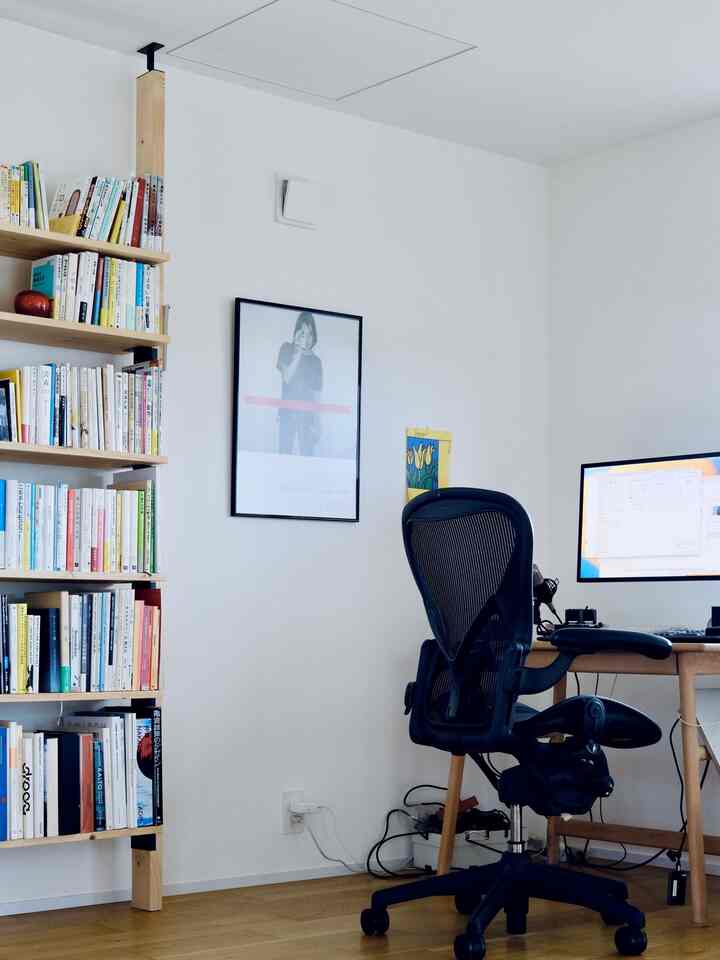 夜中思い立って久しぶりに大きな模様替えをしました。
本部屋の自作本棚の一つを、ワークスペースへ持ってきました。仕事でインスピレーションもらえそうな上がる本を並べてほくほく☺️

本棚は2×4で自作したのですが、金具はCAINZ/カインズがオススメ。
つや消しの黒で、これでいいねん、てかんじのものが他ではなかなかないんだよな〜

#無印良品の家 #MUJIHOUSE #カインズ #DIY #diyリフォーム 