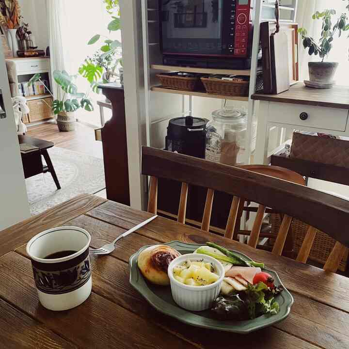 温かみのあるブラウンの木目調と自然光が融合した、居心地の良いカフェ風キッチンとダイニングスペース