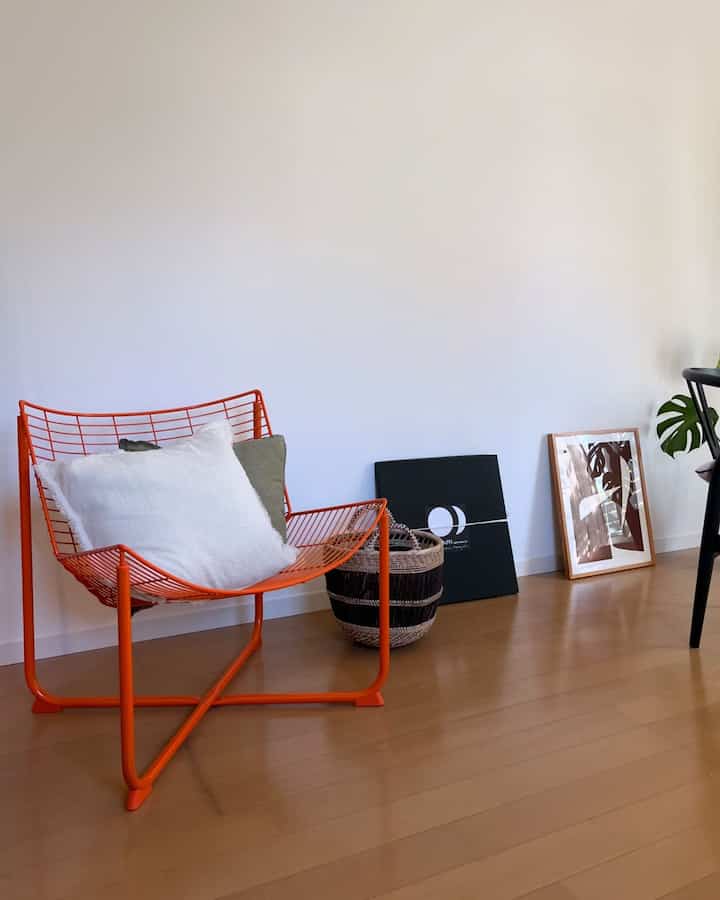 オレンジのパーソナルチェアに置くクッションをZARA HOMEで新調しました🤍

カーキはアクセント、ホワイトは中和を意識しています☺️

#一人暮らしインテリア #北欧風インテリア #パーソナルチェア