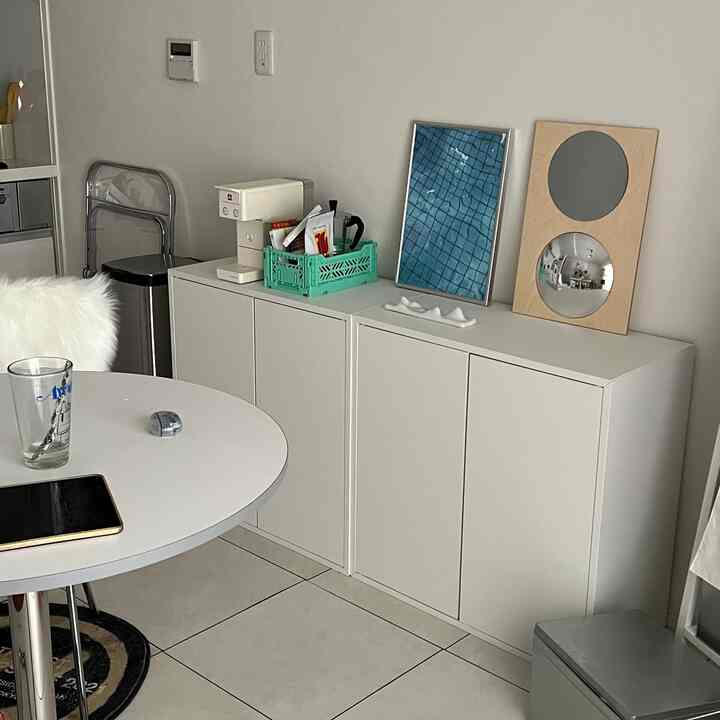 白と木目調の調和が取れた1DKのキッチンとダイニングスペース、シンプルでモダンな印象的なインテリア