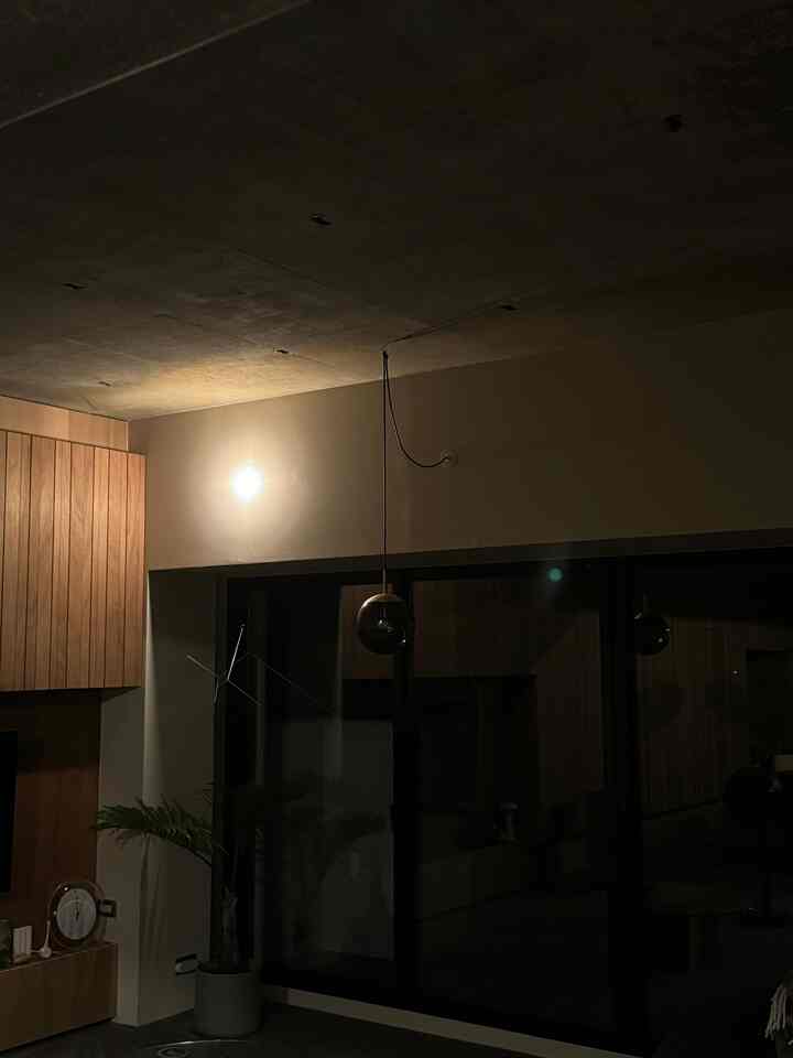 夜、深くなるSolarisの色も好き
色んな表情をしてくれるのはグレーガラスならではだと思う


#マンションリノベーション
#renovation
#リビング
#夜の雰囲気
#ペンダント
#モビール
#倉俣史朗