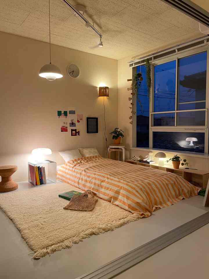 間接照明で照らすとお部屋の雰囲気が良くなります💡

#間接照明 #間接照明インテリア #ベッドルーム #ベッドカバー 

