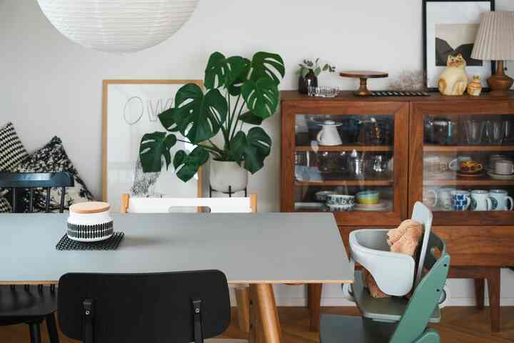 ダイニングはHAYが多め。
ライスペーパーシェードはおしゃれなのにコスパも良く、本当におすすめです。

#北欧インテリア #HAY #ダイニング照明 #観葉植物 
#子供のいる家 #2階リビングの家 #キッズチェア #ダイニングチェア #食器棚 