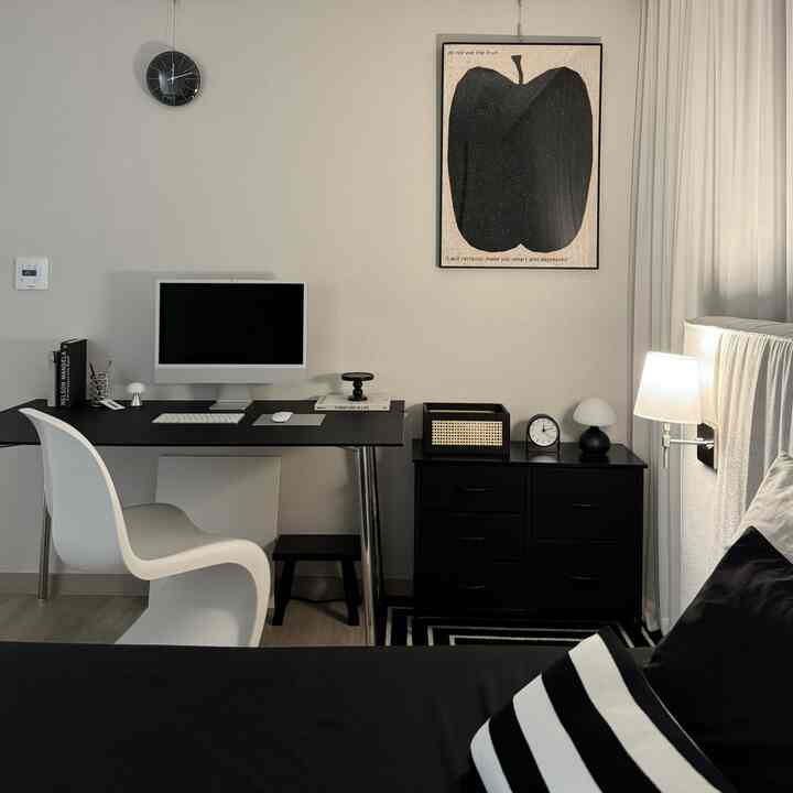  #모노톤인테리어 #침실꾸미기 #블랙가구 #침실스타일링 #침실인테리어 #조명인테리어 #데스크테리어 #썸앤데코침대 #썸앤데코마가렛침대 #마가렛침대 #tablelamp #blackinterior #moderninterior #monotoneinterior #bedroomdecor #bedroomstyling #onthetable #deskterior #deskdesign #deskdecor 