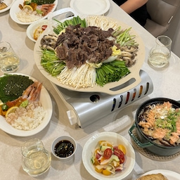 #이열치열
#ftc8기이야기 세 번째 미션! #02
#오늘의집 #오늘의우리집
친구들 초대해서 뜨끈~한 전골요리 먹기 :)
여름을 이겨내는 방법이기도 해요❄️
요리하고 사람 초대하는 저는
제가 좋아하는 그릇, 수저, 잔 모을때 행복해요🫶🏻
#메종오브제 #시에르파르베 수저
#사브르 에 맘에 드는 젓가락이 없어서
열심히 다른 제품보며 골랐던 수저인데
요 세트도 맘에 들어요 :)
깨끗하고 깔끔함이 매력인 #시라쿠스뉴욕
어떤 요리를 올려도 새하얀 도화지위에 음식을 놓은 듯
음식을 돋보이게 해줘요🤍
마지막으로는 선물받은 #빌레로이앤보흐
#보클링진앙시 #소주잔 #선물세트
완전 맘에 들어요 최고🧡