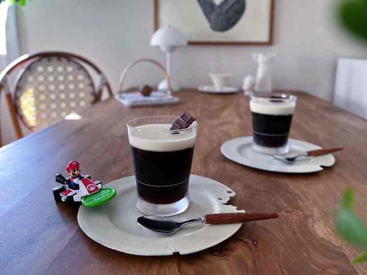 久しぶりに手作りスイーツ作ってみました。
写真1)コーヒーゼリー
コーヒー苦すぎ、砂糖少なすぎ。
写真2)パンナコッタ
ラム酒入れすぎて味濃すぎ。
結果、当分スイーツ作りはやめときます😭

お皿は1枚目はnijiiroさんの銅ホーローの器、
写真2枚目は暮縞さんの器です。


#カフェ雰囲気 #カフェ風インテリア #おうち時間 おうち #おうちカフェ #スイーツ #おやつ おやつ #手作りスイーツ #器好き #器のある暮らし #作家もの #作家ものの器





