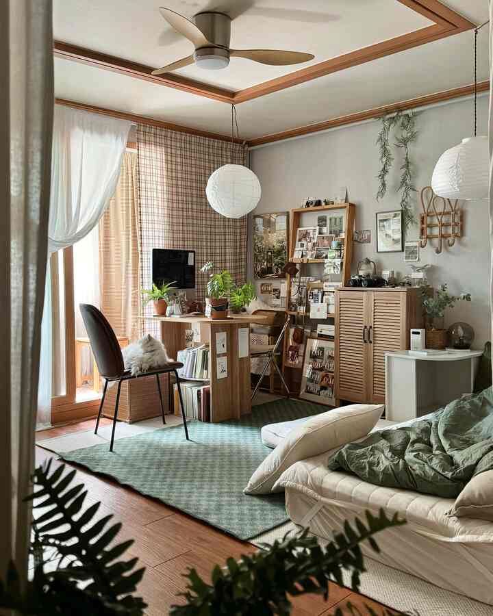 木目調のホームオフィス、机に猫がいる印象的な空間。ヴィンテージカーテンとラグが雰囲気を作る