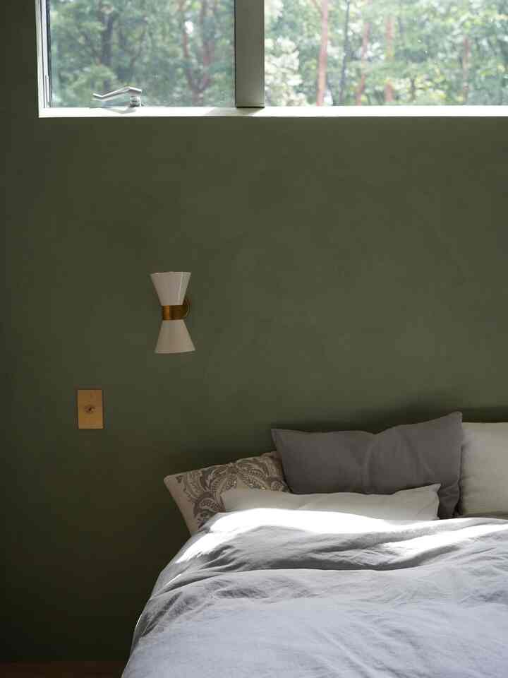 窓にうつる緑もインテリア。そろそろリネンの色をイメージチェンジしたい🤘

#寝室 #ベッドインテリア #ベッド照明 