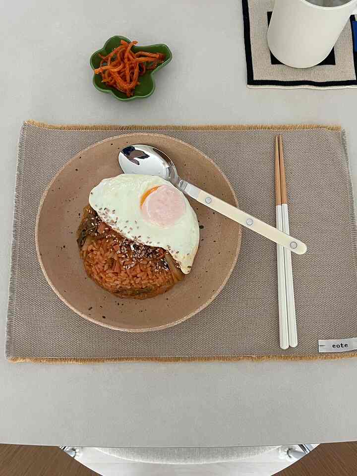 #오늘장면한컷

週末はいつも夫がシェフです。   #온더테이블 #집밥 #집밥레시피 #홈스토랑 #홈쿡 #요리 #요리스타그램 #home #homecook #폴라앳홈 #이오테 #사브르 #한식메뉴 #김치볶음밥 #오늘은남편이요리사 