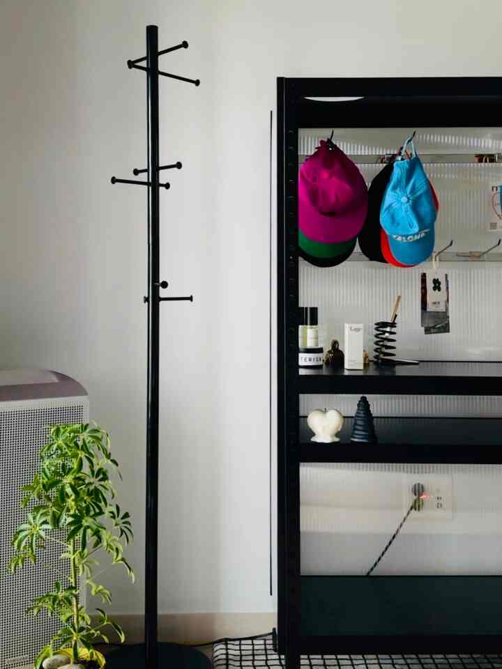 #레어로우러버 #레어로우랙 #레어로우후크랙 #rareraw 

 ベッドに横たわって正面を眺める位置にレアローのRRR HOOK RACKを置きました。店舗のディスプレイ用途に使用することを念頭に置いたデザインなので、寝室のあちこちに散らばったものを素敵に並べるにはこれほどの家具がないのではないかと思います。

 製品名そのまま物を歩いておけるフックがあり、普段は主に帽子とサシェを掛けておきます。そして棚天板には様々なホームプレグランス製品とリモコンのいくつかを載せて使用中です。 

 レアロウの利点は、何よりも簡単な組み立てと解体から来る便利なカスタマイジングではないかと思います。おかげで様々な試みが可能です。

 製品使用中に猫ハンモック用棚が発売されたのを見て、アクリルボールの中に様々な試みが可能だと思ってすぐに購入しましたが、猫の代わりに様々な小物や一度ずつ花を挿しておく花瓶のように使うのでとても良いです。必要に応じて追加して再組み立てする過程で、もう一度レアロウの魅力を感じます。今後リビングルームで素敵なホームカフェゾーンとしても活用してみる計画です。

 最後にオプションから選択可能なカバースクリーンは、空間に入ってくる日差しや照明光が透過する時が本当にオシャレなので、強くお勧めします。

 心からの愛情の文がすでに愛するブランドを照らす小さなキラキラになることを願って文を仕上げます。そして今後のレアローの10周年もおめでとうございます:)
------------------------------------------------
*rareraw
RRR HOOK RACK
W1000 D400 H1440
ブラック
オプション -  #우리집포토존 #오늘장면한컷 #블랙인테리어 #신혼집꾸미기 #미드센츄리모던 #오늘의우리집  #작은방 #안방 #레어로우 #선반인테리어 #선반장 #나도크리에이터 #신혼집인테리어 