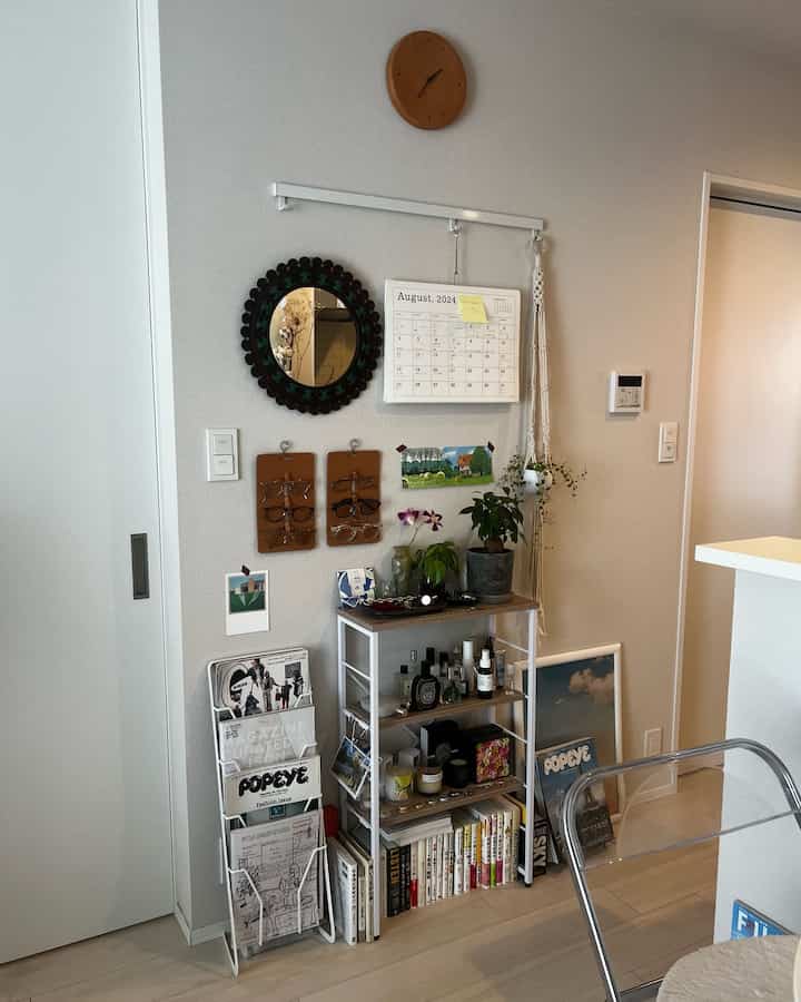 I bought a glasses holder from Hender Scheme 👓
It looks like I'll finally stop looking for my glasses before going out!

It goes well with a watch from the same brand that I've had for a while◎

#Scandinavian #ナチュラルインテリア #韓国インテリア #北欧インテリア #ローテーブル #木製 #コンパクト #木目 #一人暮らし #同棲 #新築 #賃貸 #インテリア #テーブル #ナチュラル #シンプル #リビング #ソファ #観葉植物