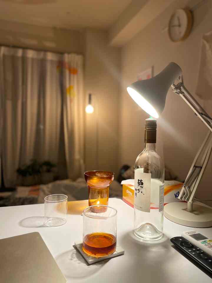 夜の晩酌タイム。アロマがあるとより癒し。 #アロマ #テーブル #一人暮らし 