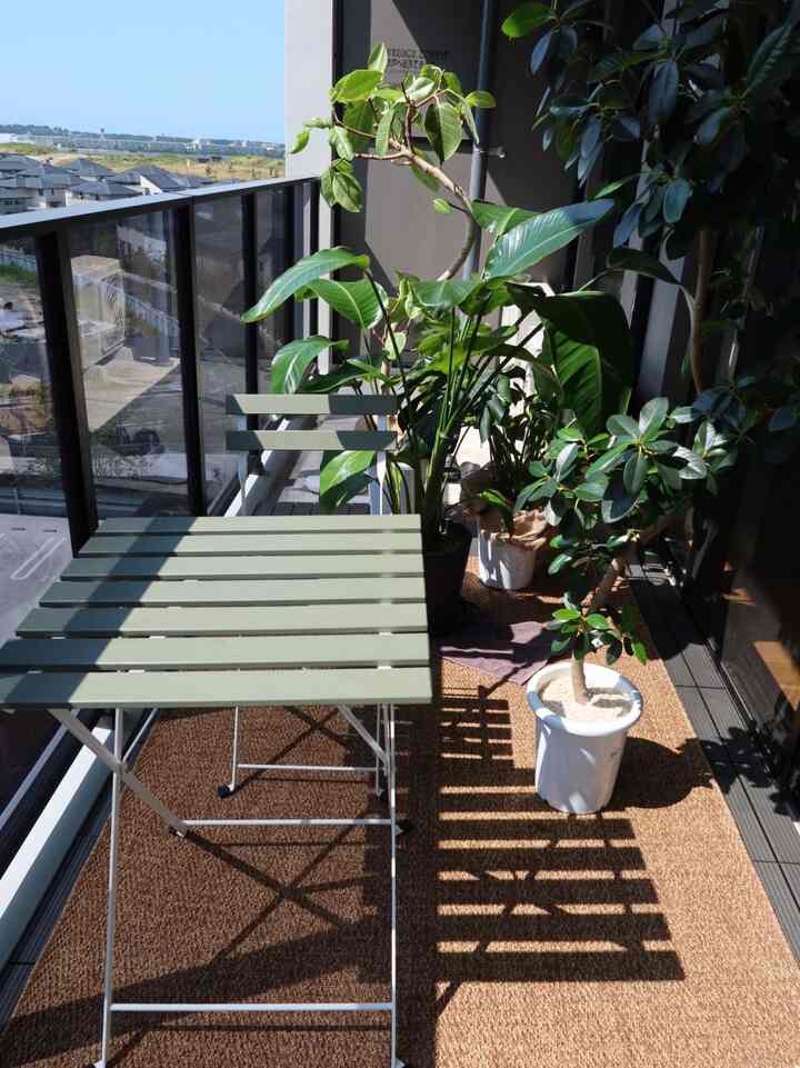 ベランダにタイルとラグを敷いて、リラックスできる空間にしてみた🫧
#ikea #テルーノ #ローハルス #植物のある暮らし