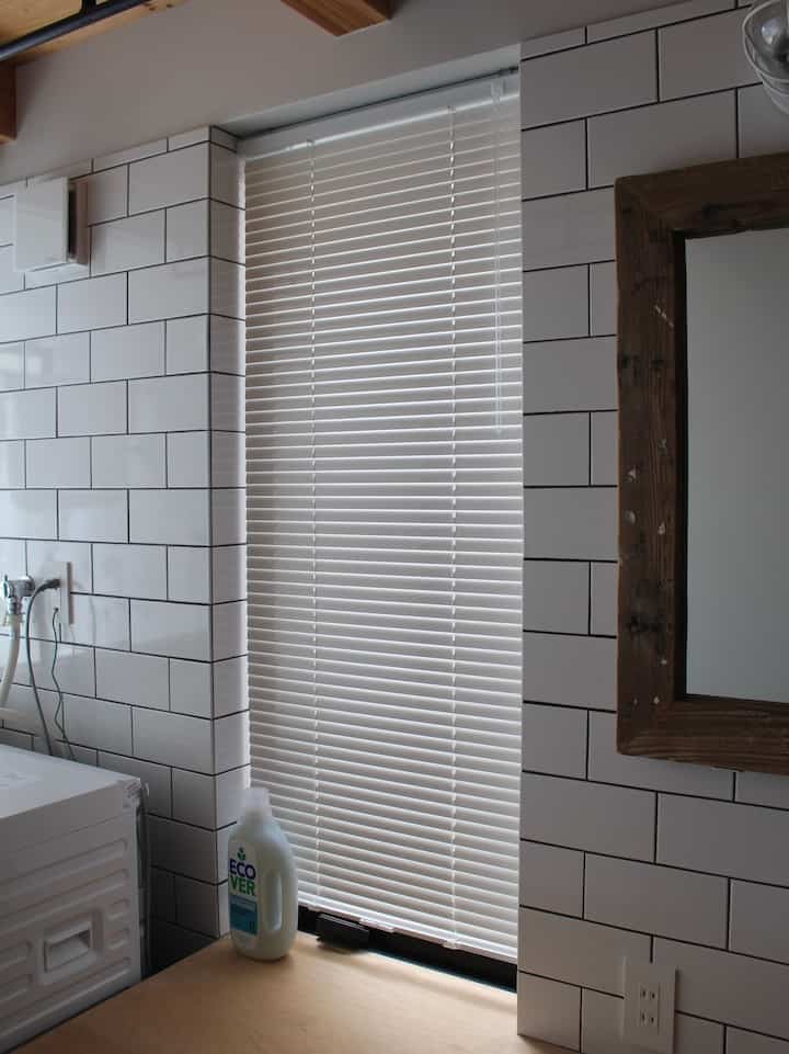 ランドリールームの窓にブラインドを設置しました。ベッドルームや子供部屋にも使用しているタチカワブラインドです。アルミブラインドの標準タイプでオーダーしました。カラーはスノーホワイトです。操作方法をコードレス式にすることで操作コードがなくスッキリとした空間に仕上がりました。

#ランドリールーム #バスルーム #洗面所インテリア #タイル #タイル洗面台 #タイル施工 #タイル浴室 #ブラインド #ブラインドカーテン #アルミブラインド