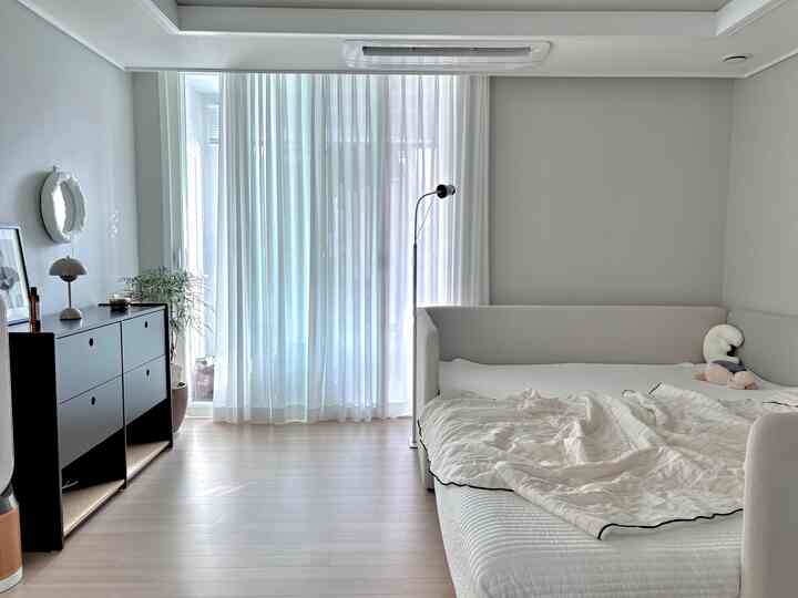 一度私の家は赤ちゃん分離睡眠を目的にレブを先に購入しましたが！子育てがいつものように、私たち夫婦の思い通りにうまくいかなかったんですよ。

分離睡眠が成功すると思いましたが、はい..失敗しました。
分離睡眠も誰でもやってるんじゃないですか。

だから結局レブデイベッドを追加で購入してファミリーベッドで作ってくれました:) #아기있는집 #레이디가구 #레이디가구스타일리뷰 #패밀리침대추천 #아기있는집인테리어 #오늘의집 #패밀리룸 #가족침실 #오늘의우리집 
