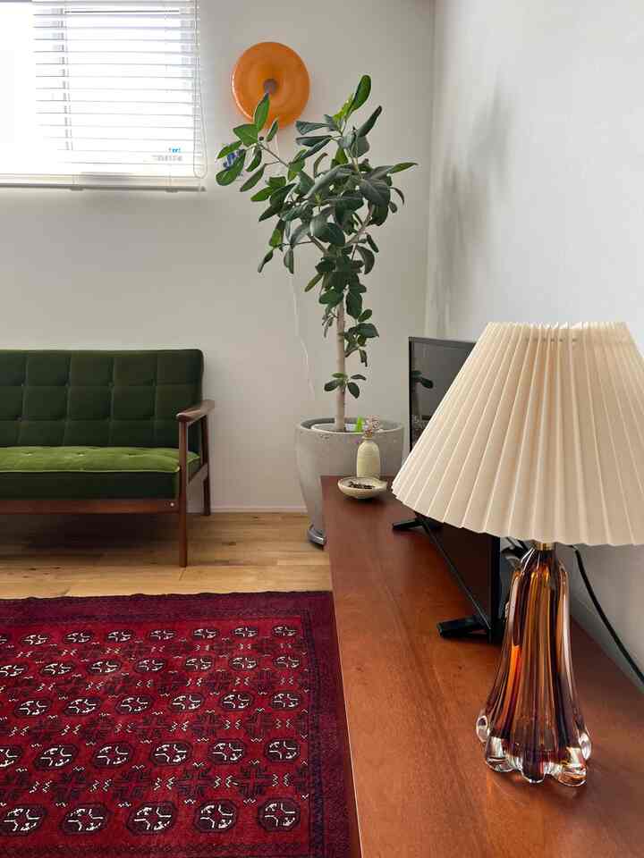 The furniture is mainly wooden, but we also try to add different materials to add a little spice.
#Tableware #陶器 #ヴィンテージ家具 #ヴィンテージラグ