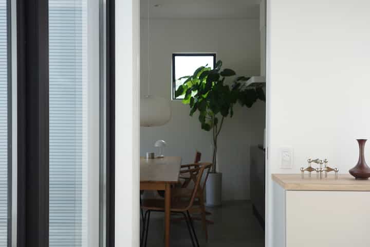 
1,000万円台で建てた23坪の小さな家に0歳と2歳の娘ふたりと夫、ねこのはっちゃんと暮らしています。

#小さな家 #小さな家のインテリア #ダイニング #ダイニング照明 #ダイニングインテリア #ブラインド #モルタル床 #ローコスト住宅