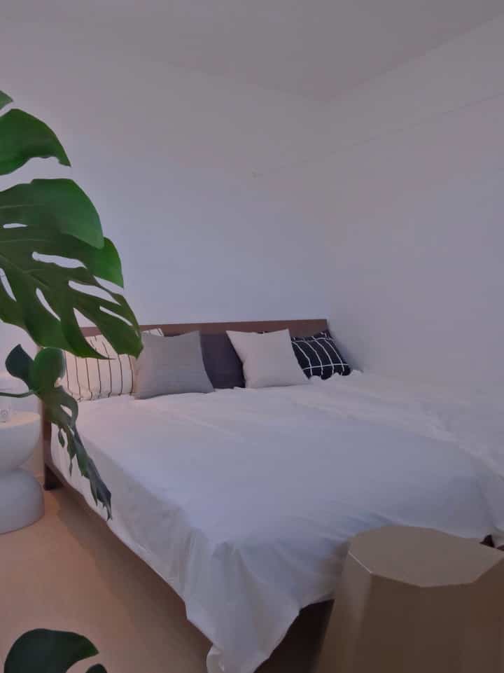 北欧モダンの寝室
#北欧インテリア #寝室 #シンプルインテリア #余白のある暮らし #テクラ枕カバー #usmハラーキャビネット #イームズシェルチェア #icライト #アーノルドサーカススツール