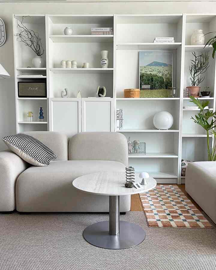 ＃私たちの家フォトゾーン

IKEAビリー長が入ってからもっと豊かになった
私の家のリビングルーム🥨
植物もあるのでもっと一層華やかになったと思います。
棚の高低調整もできるので、活用度の良いピリ場🍧

＃家のスタイリング＃家のスタイル＃家の飾り 
＃ホームスターグラム＃ホームデコ＃ホームスタイリング＃シェルフインテリア 
イケアビリー
#リビングインテリア #リビングスタイリング #ホワイトインテリア 