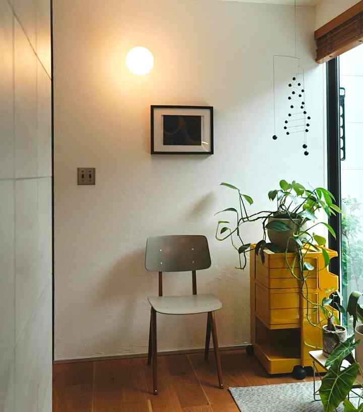 The spare space in our home can be used for a variety of purposes.
I'm considering putting a bracket shelf on this wall!

#Entrance #玄関小物 #ボビーワゴン #mobile #モビール