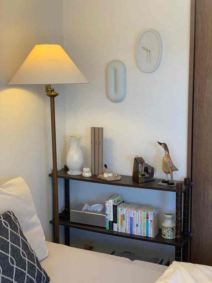 こちら側のベット脇も少し模様替えをして壁にも表情が出るように飾り付け🕰🌿
#寝室模様替え #ベッド照明 #ベッドインテリア #ヴィンテージ #IKEA #築古マンション #賃貸マンション